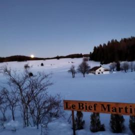 Maison isolée sur piste de ski de fond avec terrain de pétanque Ideal pour week-end entre amis et famille
