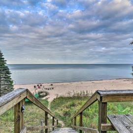 Lakefront Forestville Paradise w/ Private Beach!, hotell sihtkohas Forestville