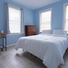 Central & Comfortable Home Walk to the Beach!, hotel in Jacksonville Beach