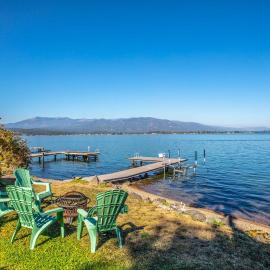 Sagle Lakefront Escape: Private Beach Access!, hotel in Sagle