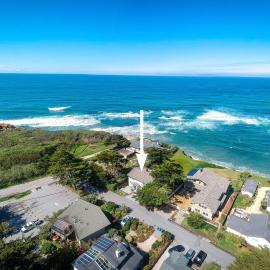 Oceanfront Home Retreat w Breathtaking Views of Fitzgerald Marine Reserve, hotel Moss Beach városában