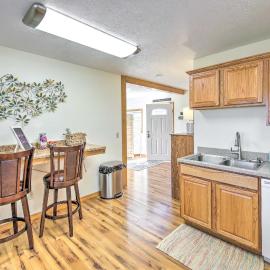 Cozy Cottage Studio: Stunning Mountain Views!, hotell sihtkohas Hamilton