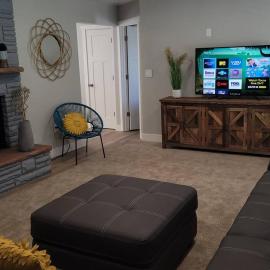 Updated 4-bedroom home centrally located in Logan, hotel in Logan