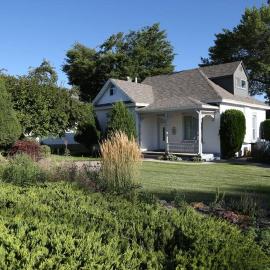 Updated Cottage 3 Bedroom Home With Game Room, hotel in River Heights