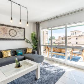 Sea view 2 bedroom apartment 2 min away from the beach