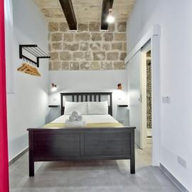 Old Lodge Apartment 2 by Vallettastay, hotel u Valletti