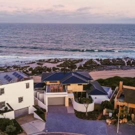 Raaswater Surf Villa Jeffreys Bay, hotel in Jeffreys Bay