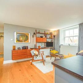 Stylish two bed flat, city centre, free parking