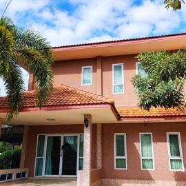 Big whole peaceful house, hotelli kohteessa Udon Thani