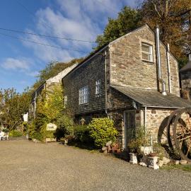 Mill Retreat at Bissick Old Mill, hotel in Truro