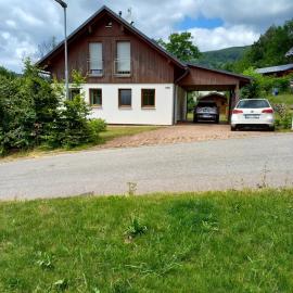 Chalupa pod vrškem, hotel a Černý Dŭl