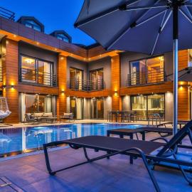 Luxury Villa Close to Shops and Restaurants -Large Garden Pool Table and Table Tennis