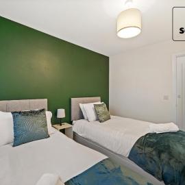 Lavish 2-Bedrooms - Contractors & Relocators Apartment, 30-Percent-Off on Monthly Stays - Free Multiple Parking Spaces - Sleeps 4 - Fast Speed Wi-Fi, Streaming Services included - Close to A1 โรงแรมในปีเตอร์โบโรห์