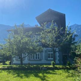 Peaceful Lakeside Chalet with Garden and Parking - Chalet Mignon, Hotel in Bönigen