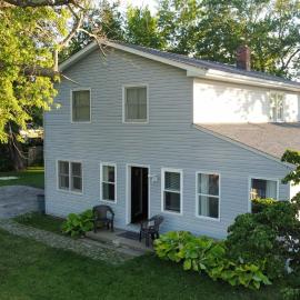 5 Bedroom Lakeside Home Sleeps 12 - Shared Lake Access, Large Yard, Central Air, Fire Pit, Horseshoes & More!, Hotel in Geneva