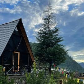 Himalayan Manor A-Frame Cabin, hotel a Sainj