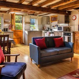 Finest Retreats - Great Cantal Granary، فندق في لاندرندود ويلز