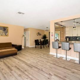 Tranquil Retreat with HEATED POOL Minutes to the Beach, hotel in Dania Beach