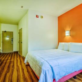 Motel 6-Burlington, ON - Toronto West - Oakville, хотел в Бърлингтън