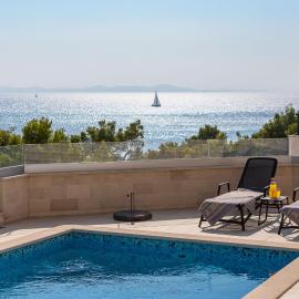 SEAFRONT VILLA for 10 people!