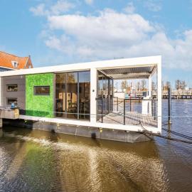 Beautiful houseboat with shared pool、フォーレンダムのホテル