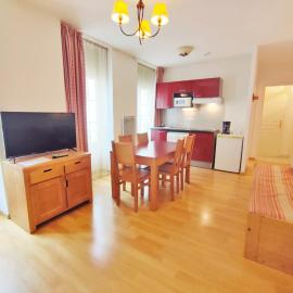 Ostal, T3, centre Luchon, wifi, casier à skis, ascenseur, 6 personnes, hotel in Luchon