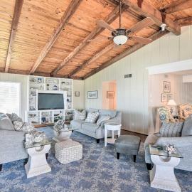 Waterfront Deck & Bay Access: Galveston Getaway!