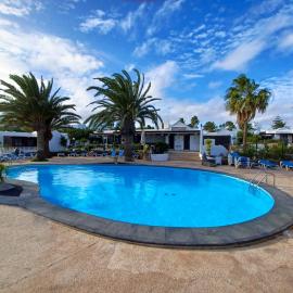 Bungalow Playa Bastian - Piscina climatizada - Wifi - Playa 1 min., hotel in Costa Teguise