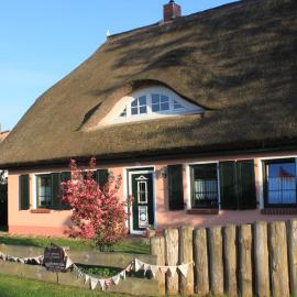 Haus "üm de Eck" - Die Kapitänswohnung, hotel v mestu Born