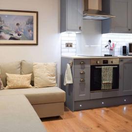 The Snug Entire home Sleeps 2, Stratford upon Avon، فندق في Shottery