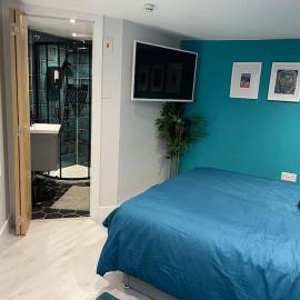 Cosy cabin with private bathroom, hotel in Bircotes