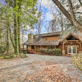 Walk to Golfing: Grand Maggie Valley Cabin!, hotel a Maggie Valley
