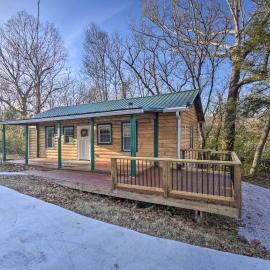 Cozy Knoxville Getaway ~ 8 Mi to Downtown!, hotel in Knoxville