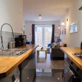 Spacious two bedroom, two bathroom Beach Nest with garden