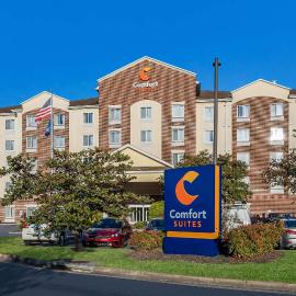 Comfort Suites Suffolk - Chesapeake，Milteer Acres的飯店