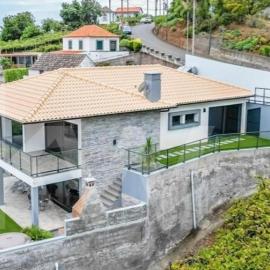 House - sleeps 3 free parking garden & jacuzzi, hotel in Estreito da Calheta