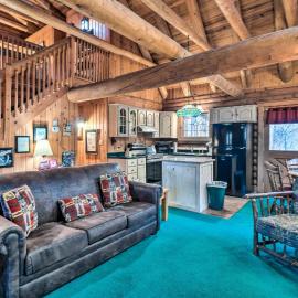 Gatlinburg Log Cabin w/ Hot Tub & Mountain View!