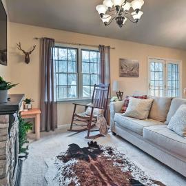 Hike, Bike & Swim: Mountain Escape w/ Deck, hotel a Clear Spring