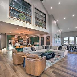 Lavish Riverfront Escape w/ Gas Grill!, Hotel in Glenwood