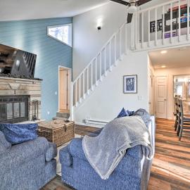 Hot Tub, Fire Pit & Game Room: Tobyhanna Home!