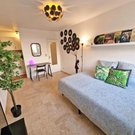 GregBnb - Studio Design 25m2 - Ascenseur - WiFi - 10Min Gare - ΔΔΔ
