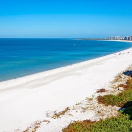 Charming 2 Bed South End Beachfront Condo at Popular Seawinds, hotel in Marco Island