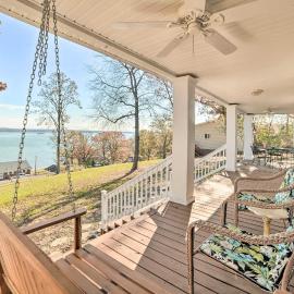 Country-Chic Home w/ Fire Pit, Steps to Lake!, hotel in New Concord