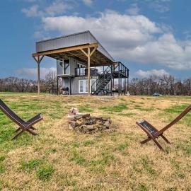 One-of-a-Kind Container Home on Mount Vernon Farm!, hotel in Mount Vernon
