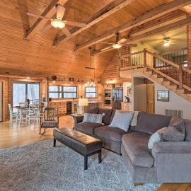 Charming Cabin w/ Hot Tub, Fire Pit & Views!，Jasper的飯店