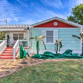 Walk to Cedar Creek Reservoir: Home w/ Fire Pit!, hotel i Tool