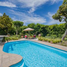 Garden- Pool flat with Solar Electricity, hotel in Somerset West