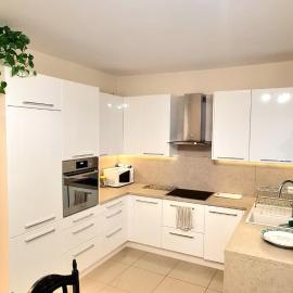 Modern & cozy house with 3 bed rooms and garden، فندق في Prievoz