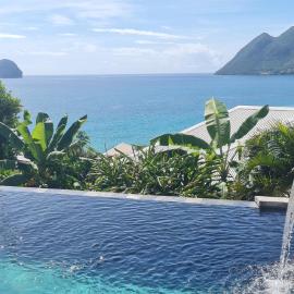 studio cosi, jardin privé, vue magique depuis piscine à débordement de la résidence