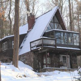 Viesnīca Escape in our Rain-Forest A-Frame Retreat with Hot Tub at The Kairos Cabin pilsētā Harveys Lake